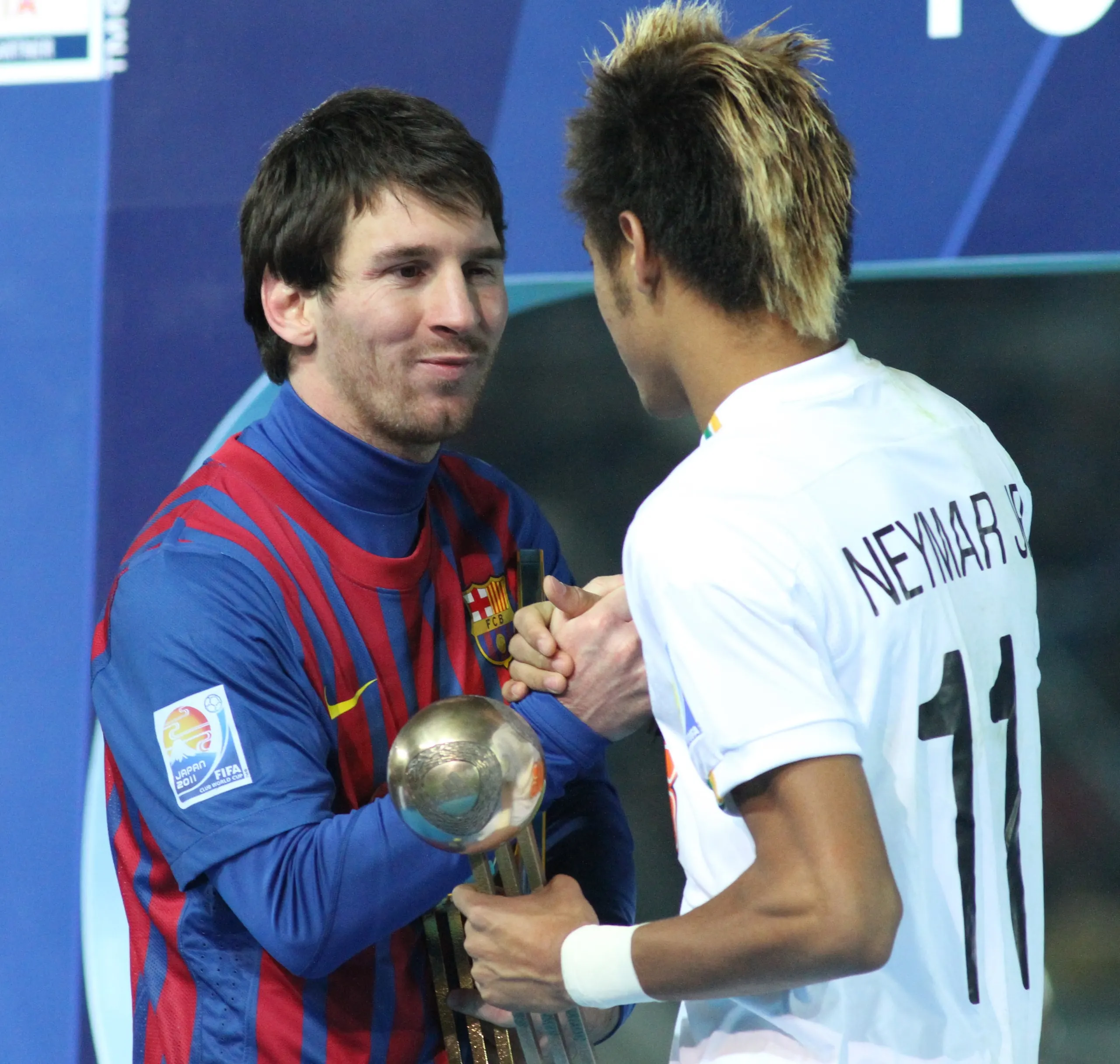 Lionel Messi sonríe junto a Neymar tras la final del Mundial de Clubes 2011 en Japón