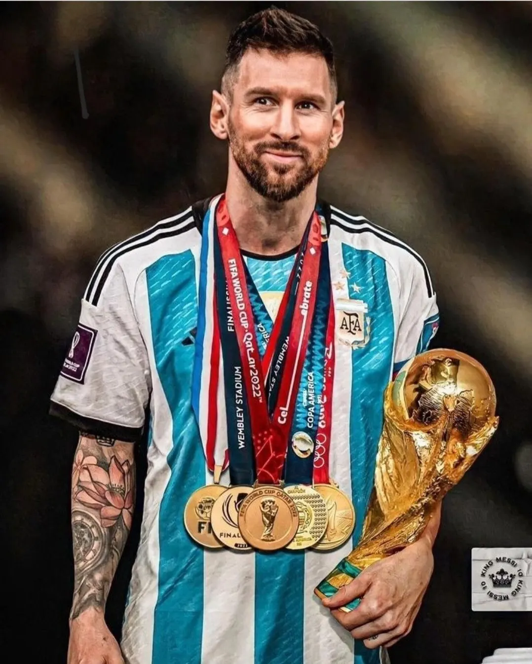 Lionel Messi sonríe con la camiseta argentina, varias medallas de campeón colgadas del cuello y la Copa del Mundo en la mano