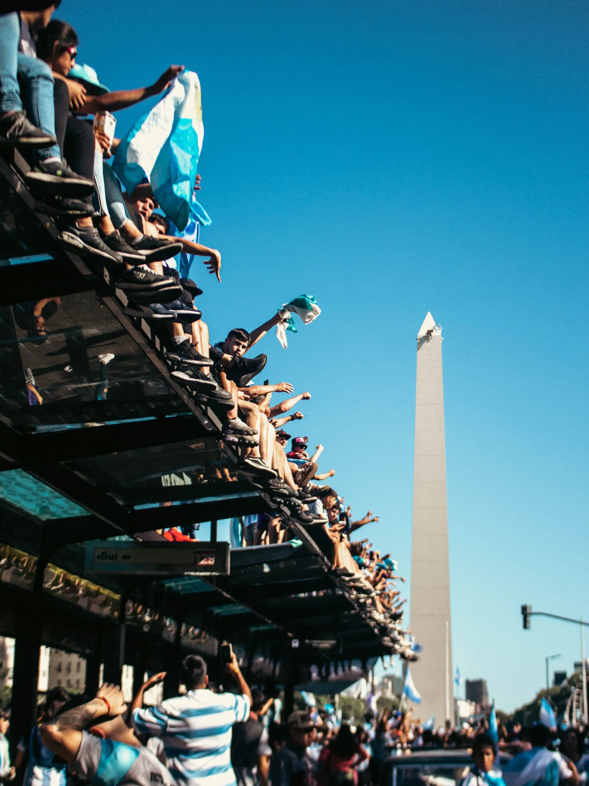 Hinchas subidos al Metrobús festejan frente al Obelisco de Buenos Aires el título del Mundial 2022