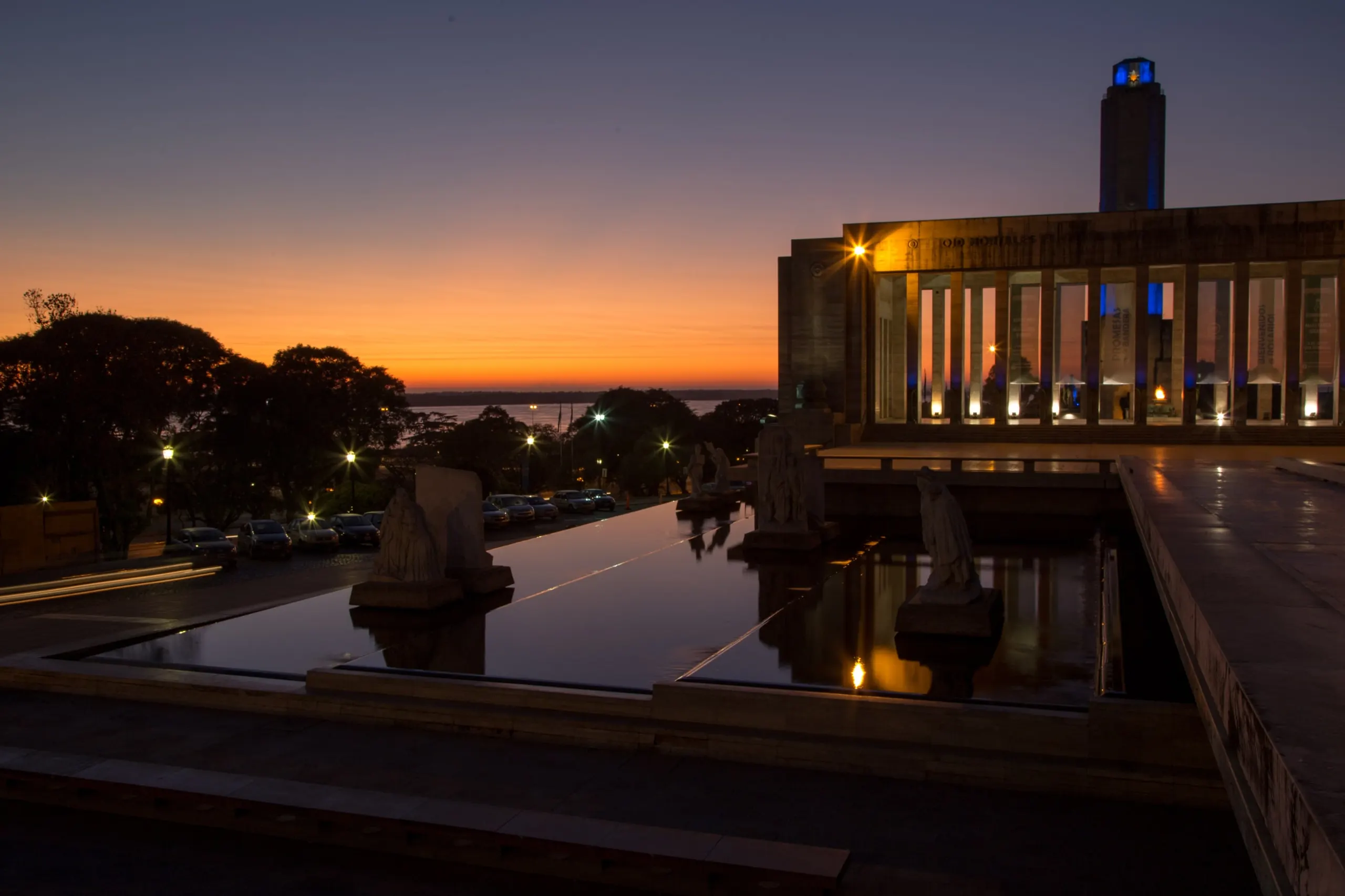 El Monumento a la Bandera al amanecer en Rosario, la ciudad donde nació Lionel Messi